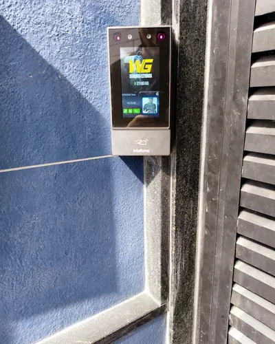 Terminal de reconhecimento facial com abertura sem contato.