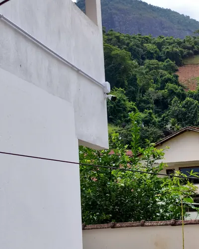 Câmera bullet posicionada para cobrir toda a divisa do terreno.