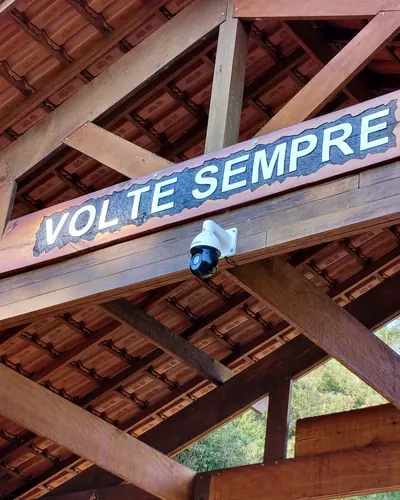 Ponto comercial com câmera discreta fixada na estrutura de madeira.