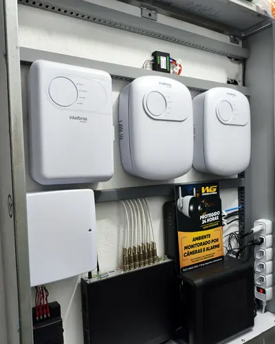 Quadro com central de alarme, sirenes e no-break para operação contínua.