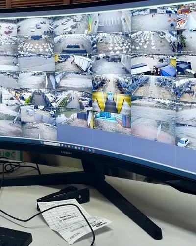 Mosaico com todos os canais ao vivo, também acessível pelo aplicativo.