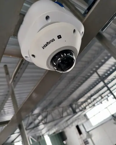 Cobertura de área industrial com câmera de amplo ângulo.