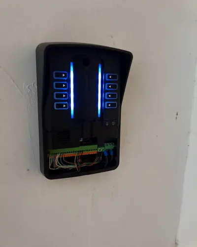 Instalação e organização interna do módulo de porteiro eletrônico.