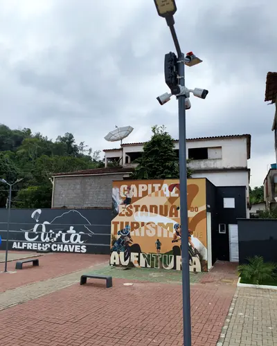 Conjunto de câmeras em poste para monitoramento de área pública.