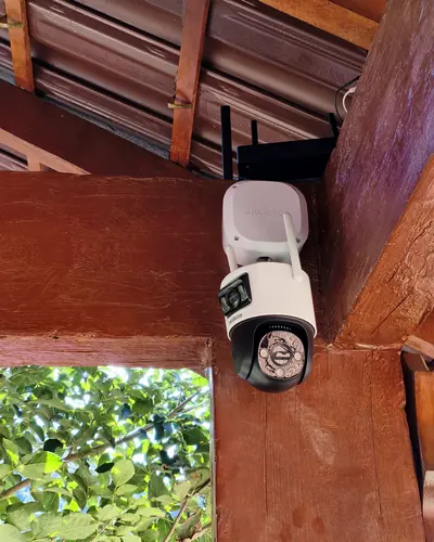 Fixação em madeira com proteção do cabo contra a chuva.