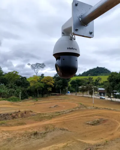 O mesmo ponto em outro ângulo, mostrando o alcance sobre o terreno.