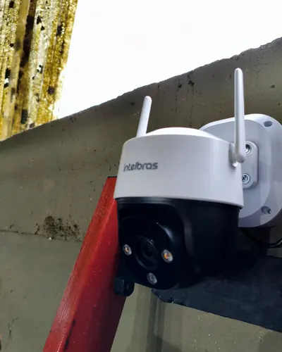 Câmera PTZ Wi-Fi com visão noturna colorida instalada em residência.