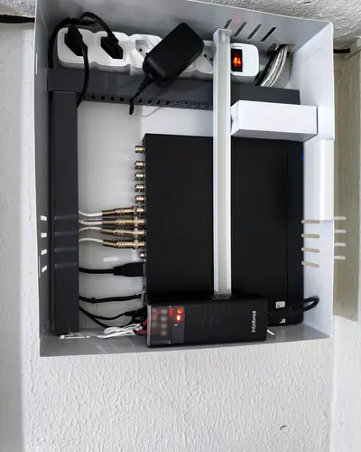 Infraestrutura de rede e gravador com cabeamento identificado.