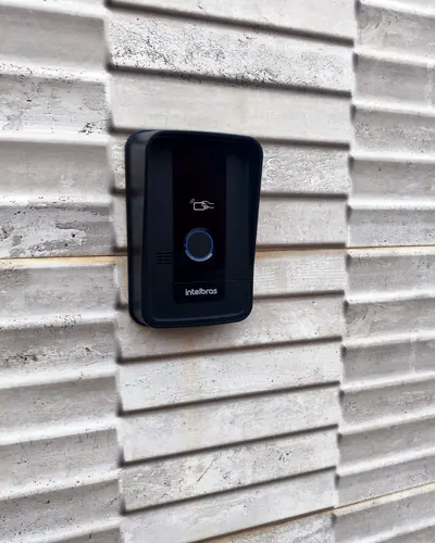 Videoporteiro com leitor de proximidade e atendimento pelo celular.